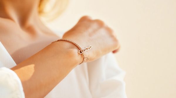 Découvrez les bracelets menottés femme les plus tendance à petit prix